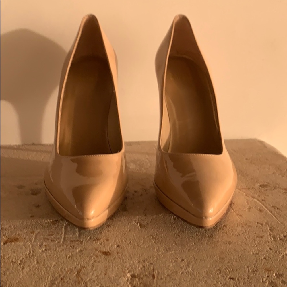 Brand new Stuart Weitzman beige pump 9.5